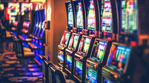 Pengguna smartphone mengakses sportsbook totobet di browser mobile